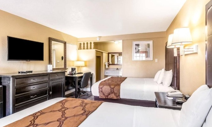 Flagstaff Hotel | Four Rooms | Complimentary Continental Breakfast | Near Historic Downtown