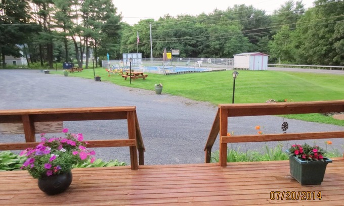 Catskill Hotel | Four Seasons Motel