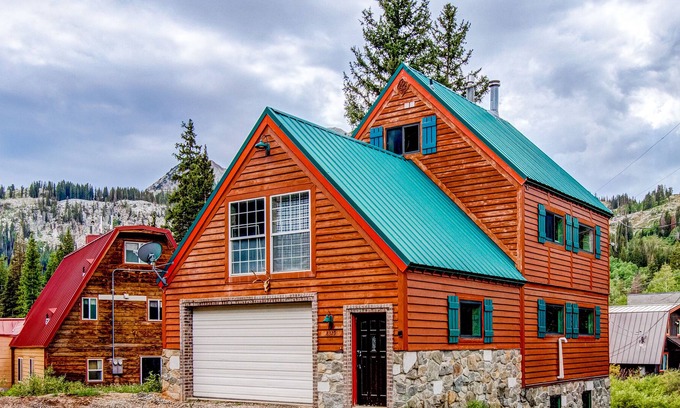 Salt Lake Mountain Resorts Cabin | Four-story home with sunroom, gas fireplace - walk to Brighton & Silver Lake