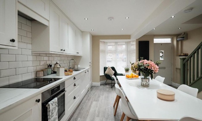 Much Wenlock House | Fox Corner