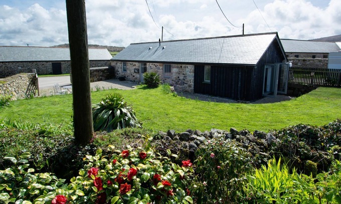 St Ives Cottage | Foxglove Cottage is a delightful detached property set on the small but stunning grounds of a privat