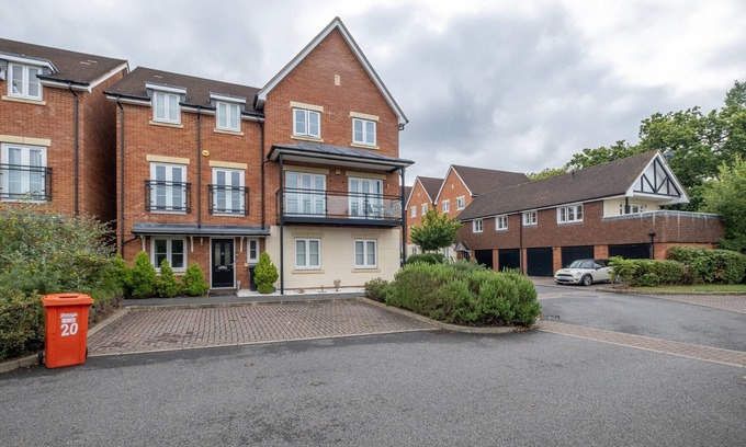 Slough House | Foxherne 6 Bed and 3 Bath Serviced House 20 with Parking - Slough