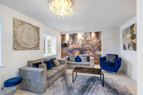 Slough Apartment | Foxherne 6 Bedroom 3Bath Serviced House 18 with Parking - Slough