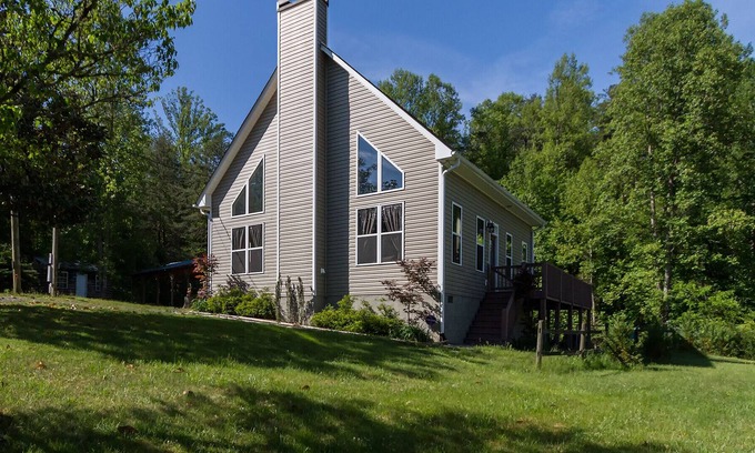 Cherokee House | Foxwood Retreat, just minutes from Harrah's Casino in downtown Cherokee