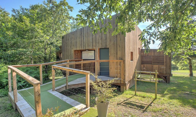 Saint-Felix-de-Reillac-et-Mortemart Cottage | Bungalow 'Lodge Plein Voir' with Private Terrace, Wi-Fi and Air Conditioning