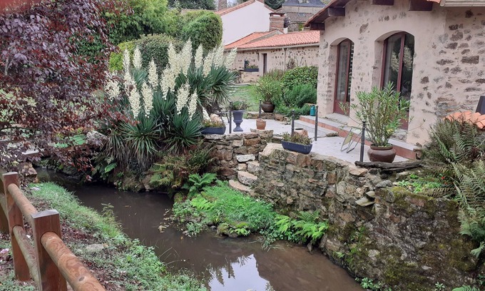 Saint-Martin-Lars-en-Sainte-Hermine House | Longère Vendéenne, Gîte in an old water mill.