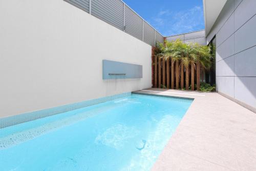 Newtown Apartment | Frankie Luxury pool house Geelong Sleeps 12 Close to GMHBA cafes restaurants shops schools