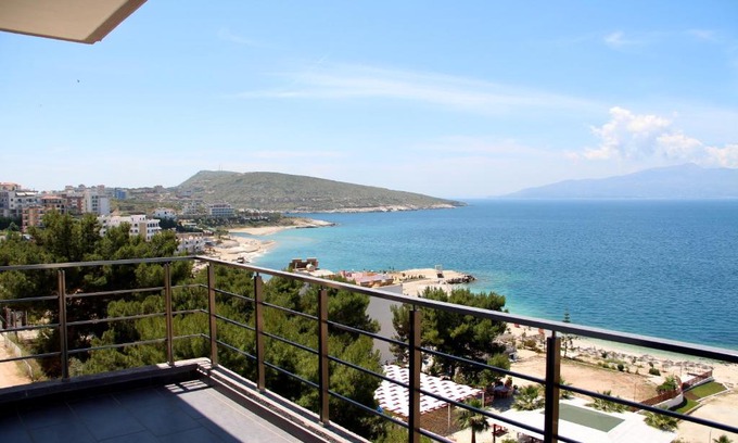 Sarande Apartment | Franklin Rooms
