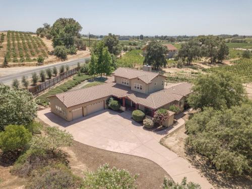 Shenandoah Valley House | Fraser Family Vineyard Estate Pet-Friendly Home