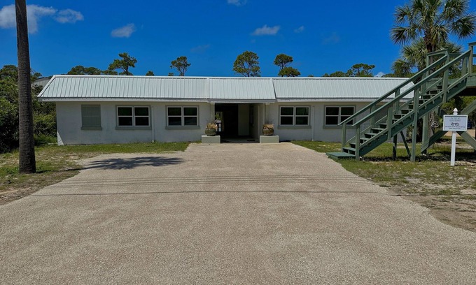 East End House | Free Beach Gear Credit, 2-Min Walk To Beach, Swimming Pool!