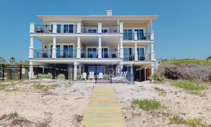 Plantation House | FREE BEACH GEAR! Beachfront, Plantation, Pool, Elevator, Wi-Fi, 6BR/5.5BA "Diamond Seas"