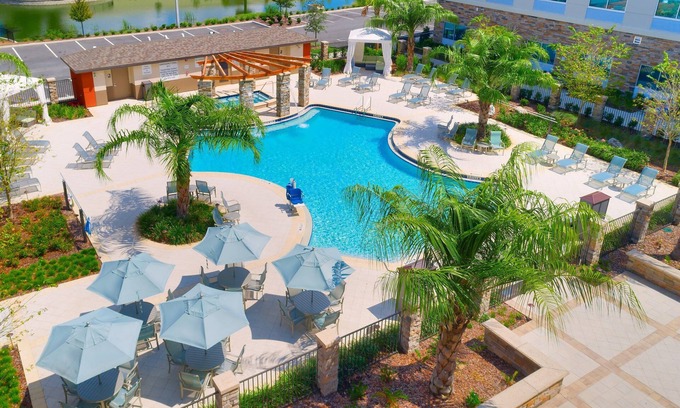 Gainesville Condo | Free Breakfast. 10 Min to U of Florida. Outdoor Pool & Hot Tub.