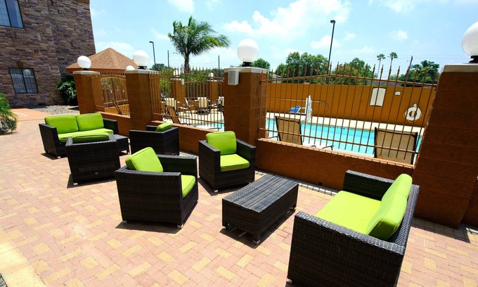 South Side Condo | Free Breakfast Buffet. Pool Access. Close to Great Beaches!