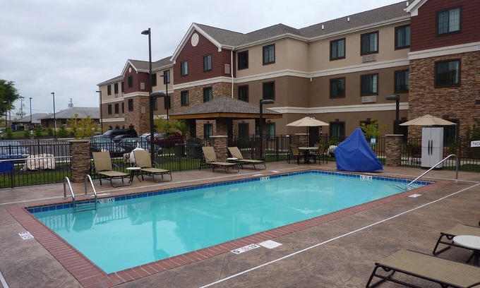 Bowling Green Apartment | Free Breakfast Buffet, Pool & Gym Access. Studio Near WKU Campus!