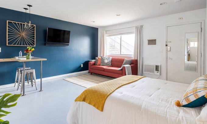 Melrose Condo | FREE breakfast convenience & comfort near downtown