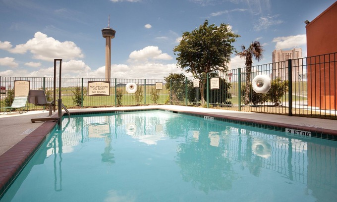 St. Paul Square Condo | Free Breakfast + Outdoor Pool + 24-Hour Business Center | Only 3 Blocks from Gonzalez Convention Center