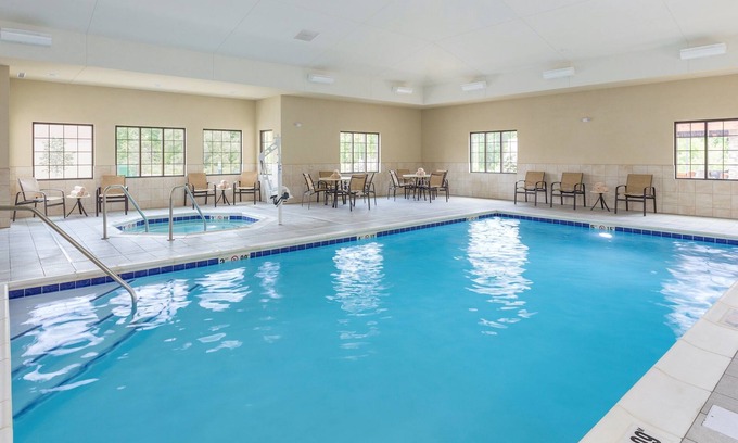 Canton Condo | Free Daily Breakfast, Shared Hot Tub + Pool | King Suite