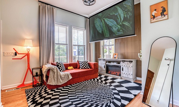 Thomas Square House | Free Late Check-Out - 2 King Beds, Massage Chair, Air Hockey - DT & Forsyth Park