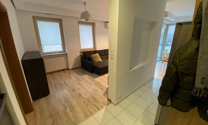 Muranow Apartment | Free Parking, 4 mins to the metro/train, 5 mins to city centre!