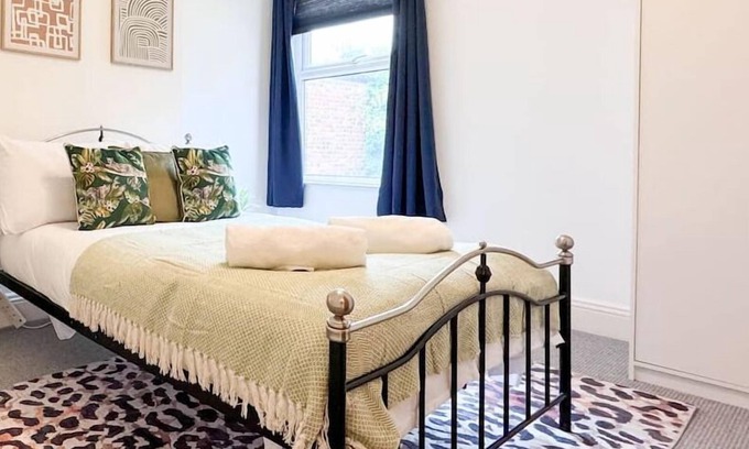 Manchester House | Free Parking | Close to Hospital | Large house