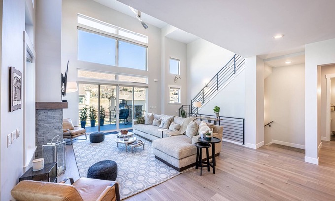 Deer Mountain House | *Free Ski Rentals* Perfect for Families - Private Hot Tub, 7 Mins to Deer Valley East Village Lifts