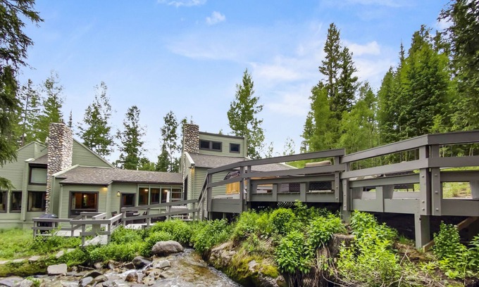 Blue River House | FREE SkyCard Activities - Riverside Location, Private Hot Tub, Game Room/Pool Table, Close to Town/S