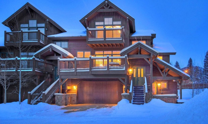 The Highlands House | FREE SkyCard Activities - 3-Level Townhome, Private Hot Tub, Gas Fireplace - Highland Greens Linden