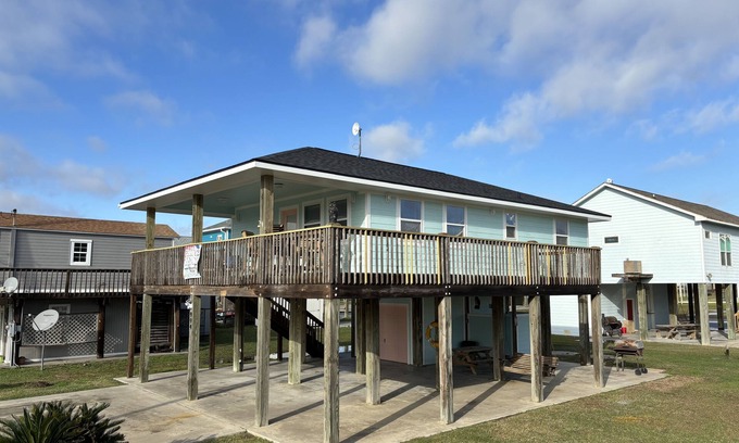 Port Bolivar House | Free to Beach! Cozy Crystal Beach Getaway – Steps from the Beach!