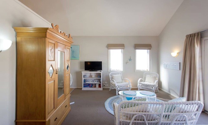 South Fremantle Apartment | Fremantle local beach studio