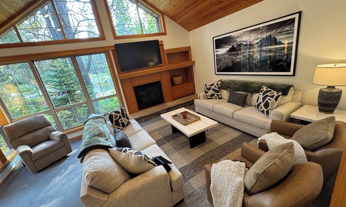 Sunriver House | Fremont Crossing 4BR w/Main Master, Hot Tub, Bunk Room & 8 SHARC Passes