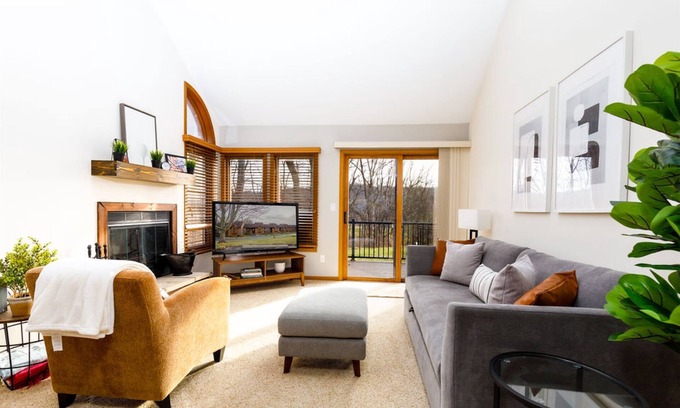 The Galena Territory House | Fresh! 2BR Golf Villa w/King Beds, Dog-Friendly, Amenity Access, Near Trails