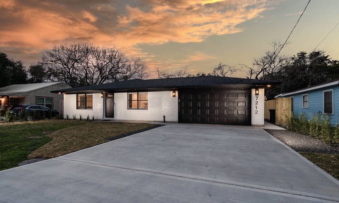 Hitchcock House | Fresh clean luxurious, Galveston beach close, kemah shopping and more