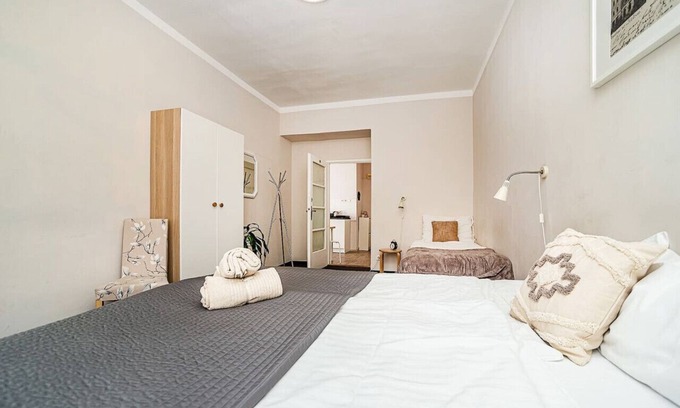 Zizkov Apartment | Fresh flat by tram Zizkov sleeps 6