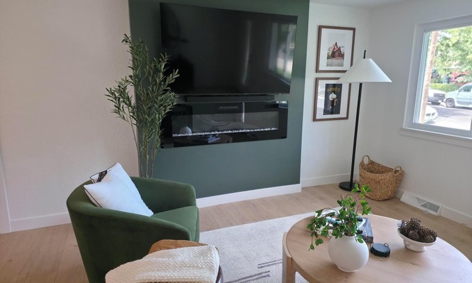 Westminster House | Freshly remodeled home in Westminster. HotTub, Movie Theater, Pool Table, Arcade