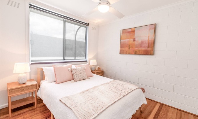 Ocean Grove Apartment | Freshly Renovated! 600m to Main Beach w/carport