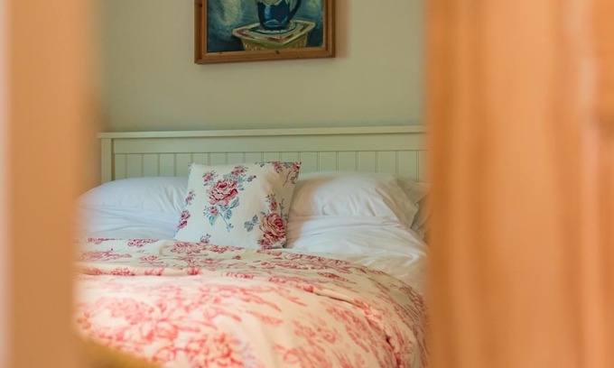 Cranbrook Cabin | Freshwater Barn - a cottage that sleeps 2 guests in 1 bedroom