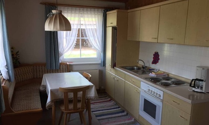Untergriesbach Apartment | Freundliche, geräumige Wohnung mit Extrazimmer und Himmelbett