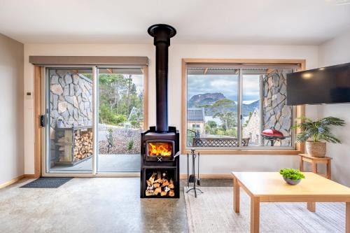 Coles Bay Apartment | Freycinet Stone Studio 7 - Quartz