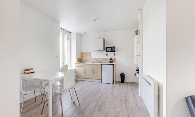 Ecartelee-Bonabry-Orieres-Paron Apartment | Friendly and functional apartment in the heart of the town of Fougeres.