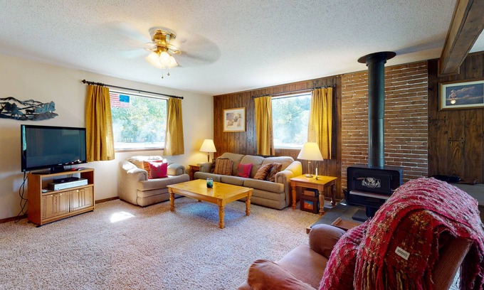 Ponderosa Pines Cabin | Friendly cabin with WiFi & wood-burning stove - one mile from the Rio Grande