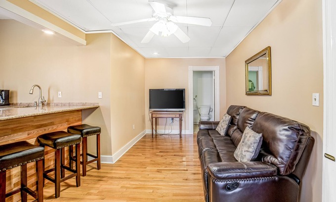 Hammondsport House | Friendly Inn with Full Kitchens, City View, and WiFi - Close to Keuka Lake!