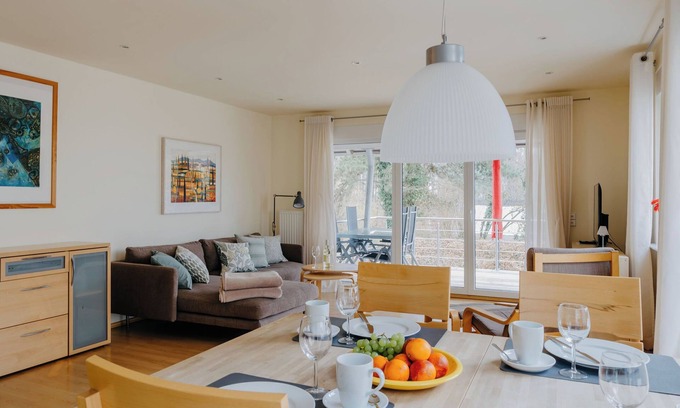 Unteruhldingen House | From birdsong in the morning to Lake Constance wine in the evening sun, experience Si