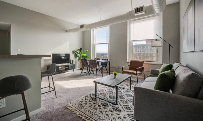 Gateway District Apartment | Frontdesk | 2 BR Apt by Playhouse Square