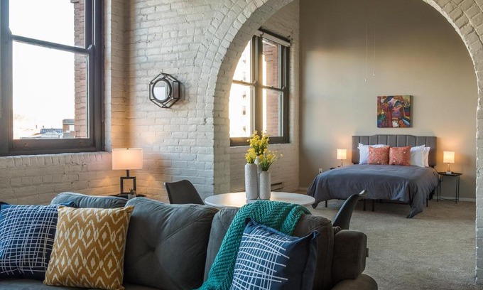 Central Business District Apartment | FRONTDESK East 8 Loft Apts Downtown Cincinnati