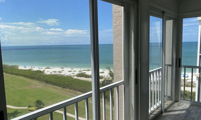 South Island Condo | Ft. Myers Beach Ocean Front 2 BR/2 Bath Condo in Creciente- fully updated!