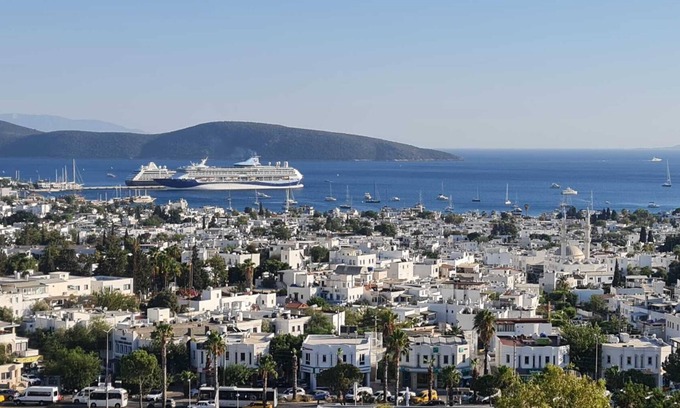 Bodrum City Center Apartment | FULL CASTLE VİEW. 3+3 BRUTALIST CONCEPTIONAL DESIGN + 28sqm BALCONY + SAUNA