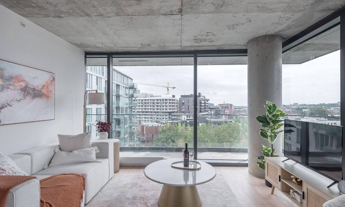 Griffintown Apartment | FULL City View High-rise modern new living