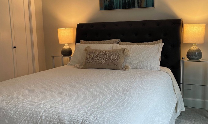 Langford House | Full Comfy&Private Suite with a Yard for Your Getaway in Bear Mountain, Victoria