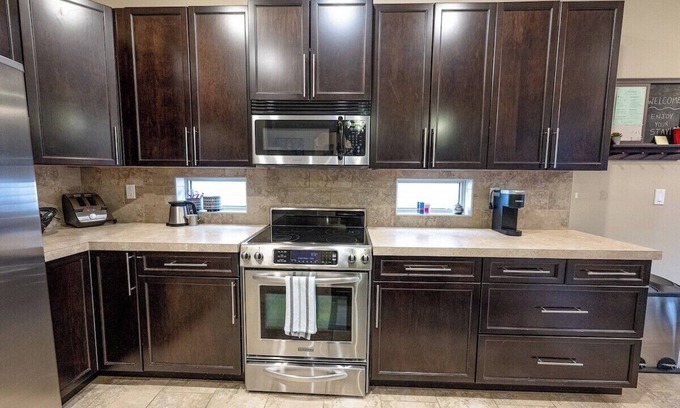 Grande Prairie House | Full House /Game Room /Hot Tub /TV Projector