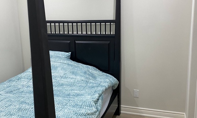 Hamilton House | FULL HOUSE | SLEEP 4 | NEWLY RENO |WALK TO JURAVINSKI HOSPITAL